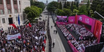 Përballje në zemër të kryeqytetit/ Rama në festë, protestuesit në bulevard kërkojnë dorëheqjen e tij