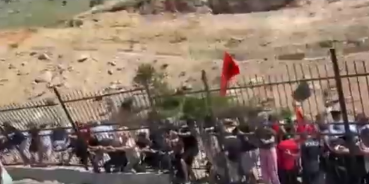 Përplasje në Rrjoll, banorët rrëzojnë gardhin rrethues metalik dhe bllokojnë mjetet e rënda të punës