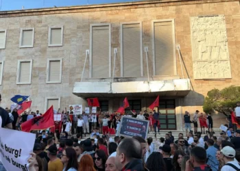 “Jo provokime”, qytetarët çajnë kordonin e policisë para kryeministrisë