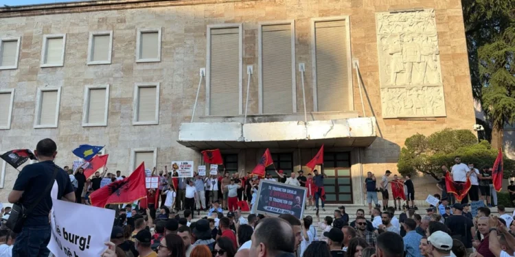“Jo provokime”, qytetarët çajnë kordonin e policisë para kryeministrisë