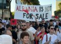 Pankartat ‘pikante’ nga protesta e qytetarëve