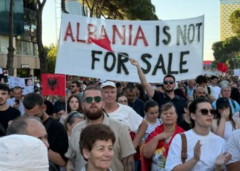 Pankartat ‘pikante’ nga protesta e qytetarëve