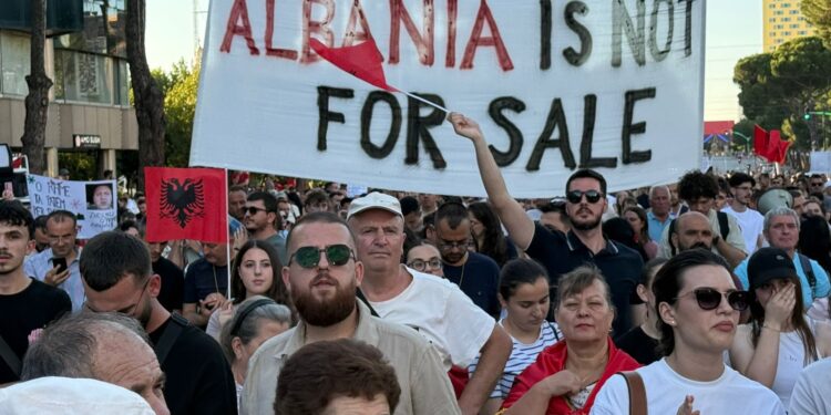 Pankartat ‘pikante’ nga protesta e qytetarëve