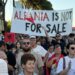 Pankartat ‘pikante’ nga protesta e qytetarëve