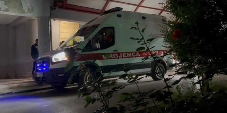 I riu paraqitet me plagë në spitalin e Korçës, denoncon: Më dhunoi policia greke!