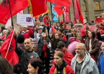 Diaspora i bashkohet revoltës qytetare, shqiptarët në Australi: Duam patriot dhe jo piktor