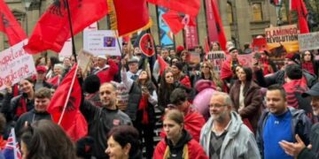 Diaspora i bashkohet revoltës qytetare, shqiptarët në Australi: Duam patriot dhe jo piktor