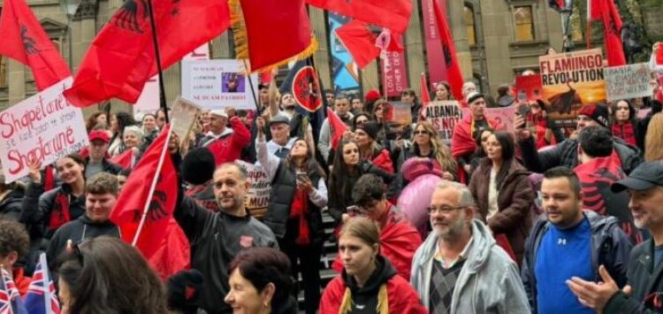 Diaspora i bashkohet revoltës qytetare, shqiptarët në Australi: Duam patriot dhe jo piktor
