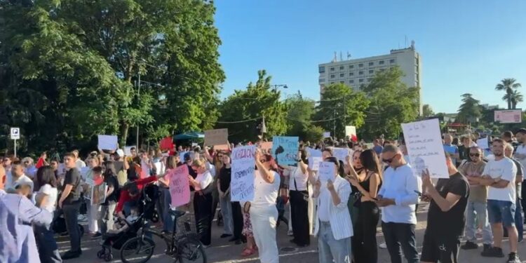 ‘Nuk ndalemi’, njoftimi i protestueses: Të shtunën mblidhemi në Vlorë dhe Tiranë