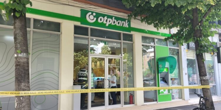 Grabitja në bankë/ Zbardhet rrëfimi i rojes së arrestuar: Isha në banjo