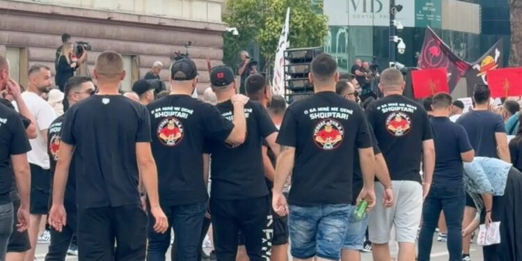 TKZ ‘bojkotojnë’ ndeshjen te “Air Albania”, i bashkohen protestës kundër Ramës