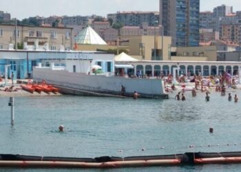 Plazhi i vetëm në Evropë që ndan burrat nga gratë me mur