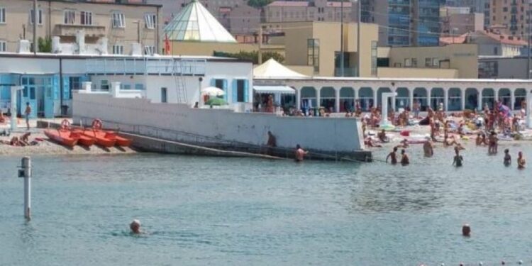 Plazhi i vetëm në Evropë që ndan burrat nga gratë me mur