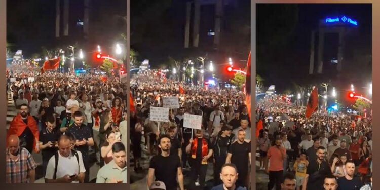 Protesta nuk ndalet, mijëra qytetarë marshojnë nëpër Tiranë