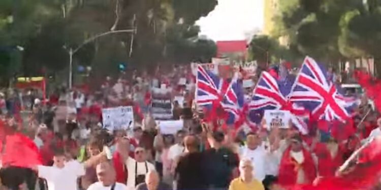 “Rama jepe dorëheqjen”, përfaqësues nga diaspora marshojnë drejt kryeministrisë