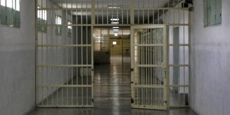 Ndodhej në të njëjtën qeli me të birin, ndërron jetë 62-vjeçari i burgosur