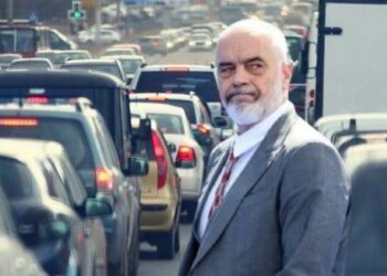 Shqipëria turistike “ngec” në trafik
