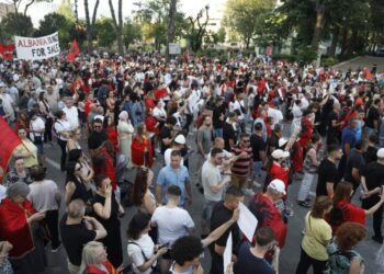 Nis protesta e 22-të kundër Ramës, mijëra qytetarë në shesh