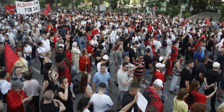 Nis protesta e 22-të kundër Ramës, mijëra qytetarë në shesh
