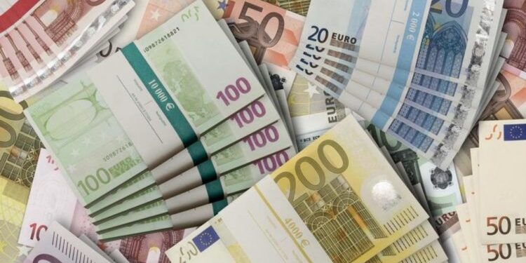 Euro thyen rekorde të reja, zbret poshtë 94.9 lekëve