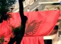 Momente kulmore në protestë, flamuri kuqezi valëvitet te Piramida