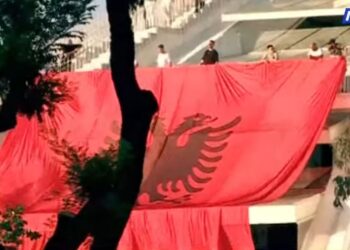 Momente kulmore në protestë, flamuri kuqezi valëvitet te Piramida
