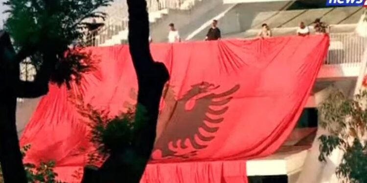 Momente kulmore në protestë, flamuri kuqezi valëvitet te Piramida