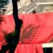 Momente kulmore në protestë, flamuri kuqezi valëvitet te Piramida