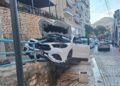 Aksident i rëndë në Sarandë, automjeti del nga rruga dhe përplaset me barrierën mbrojtëse