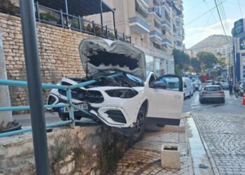 Aksident i rëndë në Sarandë, automjeti del nga rruga dhe përplaset me barrierën mbrojtëse