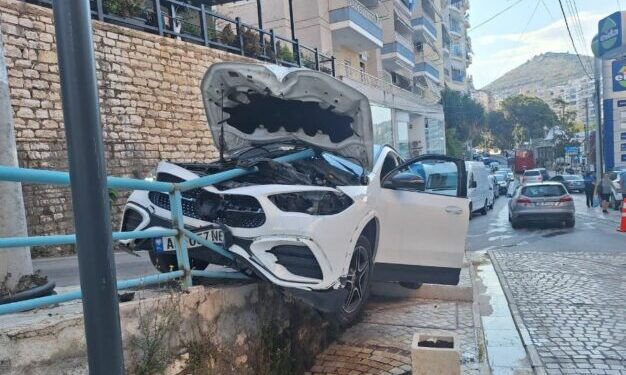 Aksident i rëndë në Sarandë, automjeti del nga rruga dhe përplaset me barrierën mbrojtëse