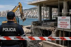 Goditje ndaj ndërtimeve pa leje në Sarandë, 12 masa sigurimi për policë, zyrtarë vendorë dhe biznesmenë