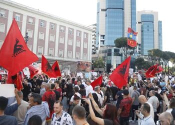 Protesta e19-të kundër Ramës në Tiranë, qytetarët grumbullohen në shesh