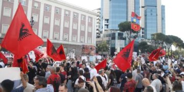 Protesta e19-të kundër Ramës në Tiranë, qytetarët grumbullohen në shesh