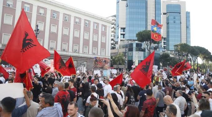 Protesta e19-të kundër Ramës në Tiranë, qytetarët grumbullohen në shesh