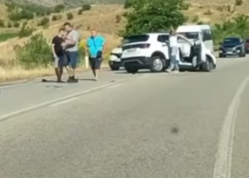 Aksident në Tepelenë, përplasen tre automjete