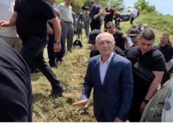 Ilir Meta del nga qelia, mbërrin në ceremoninë mortore të babait