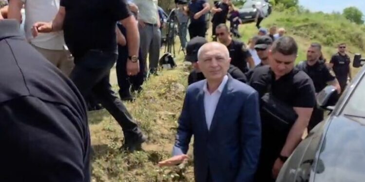 Ilir Meta del nga qelia, mbërrin në ceremoninë mortore të babait