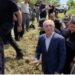 Ilir Meta del nga qelia, mbërrin në ceremoninë mortore të babait