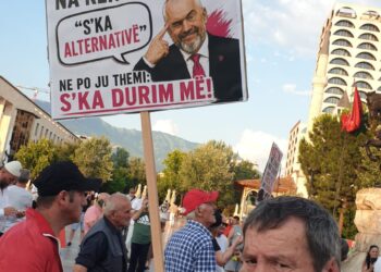Pankartat pikante në protestë: Imazhin e Shqipërisë e prishin Lubitë që e zhvasin!