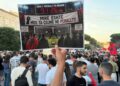 “Mirë është mos ta çojmë me penallti”, protestuesit ‘flasin’ përmes pankartave