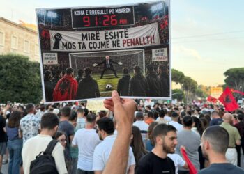 “Mirë është mos ta çojmë me penallti”, protestuesit ‘flasin’ përmes pankartave