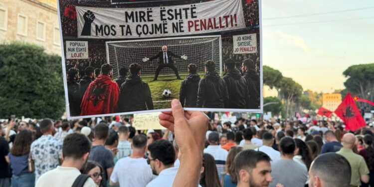 “Mirë është mos ta çojmë me penallti”, protestuesit ‘flasin’ përmes pankartave
