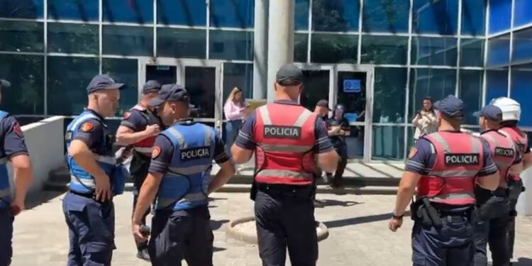 Sherr brenda kafazit të xhamit, të pandehurit dhunojnë njëri-tjetrin në GJKKO