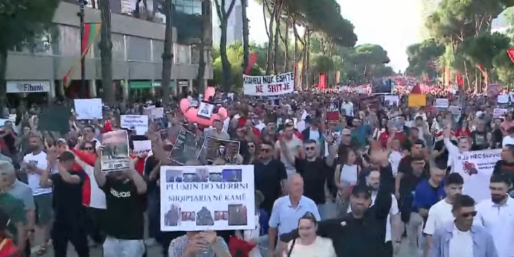 Pedagogia nga Suedia në protestë për Zvërnecin: Koha për bashkim kombëtar