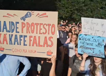 “Ik në katund”/ Pankartat pikante dominojnë protestën në bulevard