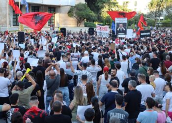 Gjithë natën në shesh? Dita e 11-të e tubimit, gazetarja zbulon skenarët