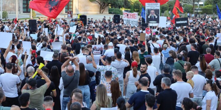 Gjithë natën në shesh? Dita e 11-të e tubimit, gazetarja zbulon skenarët