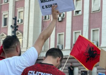 Pankartat më pikante në protestë: O Ramë mblidh mend e kokës!