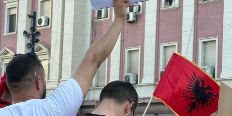 Pankartat më pikante në protestë: O Ramë mblidh mend e kokës!